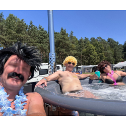 Mobile Hot Tub by the River – Relaxation & Wellness – CampKAJAKOWO